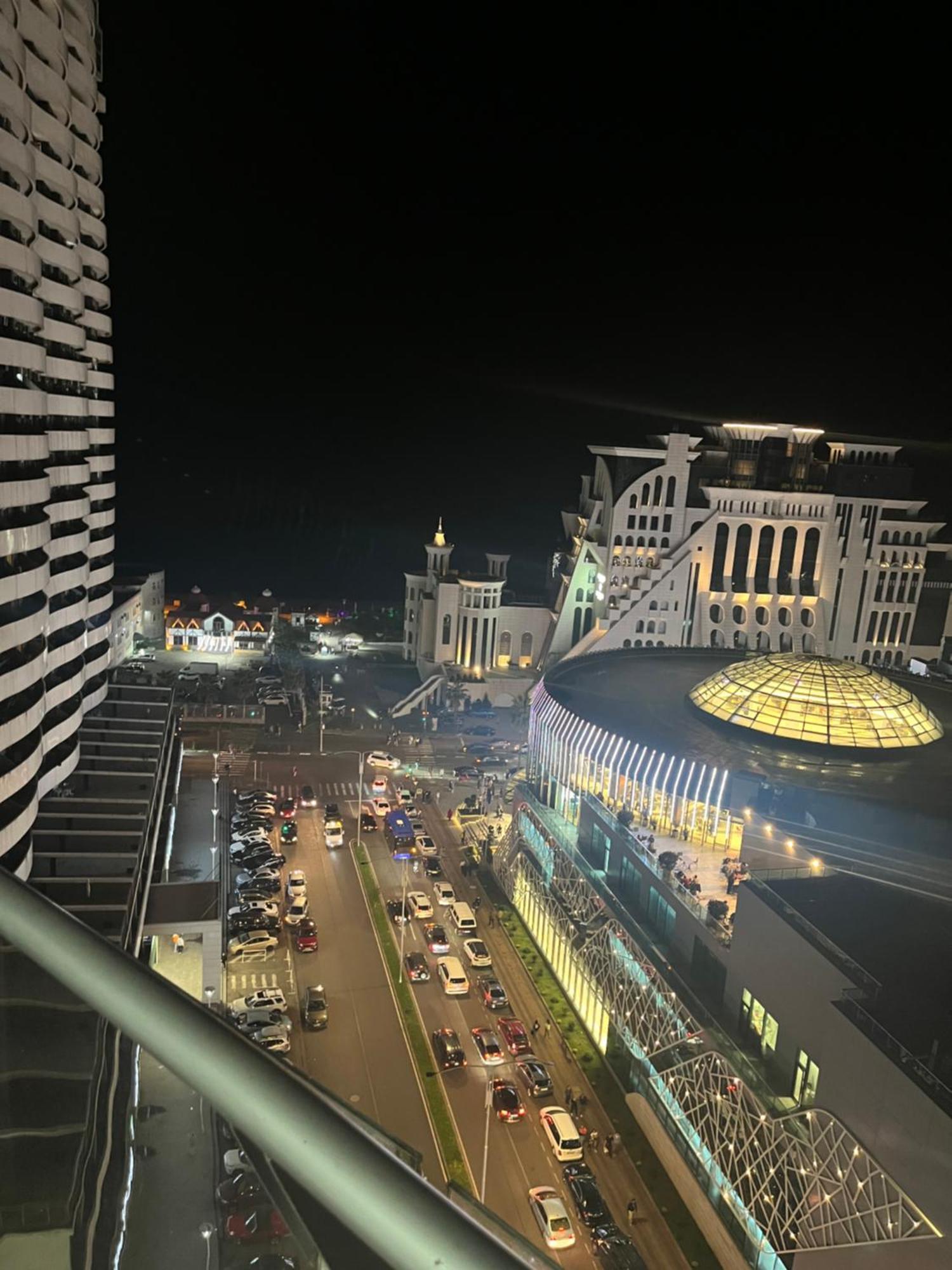 Orbi Plaza Tamara Aparthotel Batumi Bagian luar foto